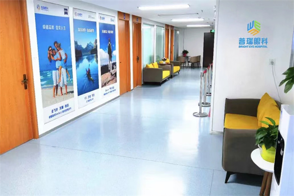 烏魯木齊普瑞眼科醫(yī)院走廊