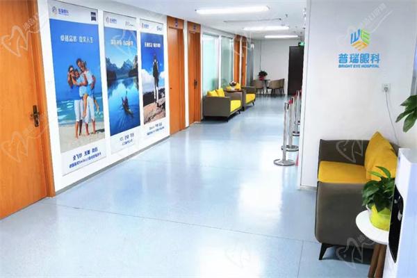 烏魯木齊普瑞眼科醫(yī)院走廊